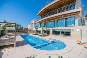 Atemberaubende Villa mit Whirlpool, beheiztem Pool und Meerblick in Aucanada